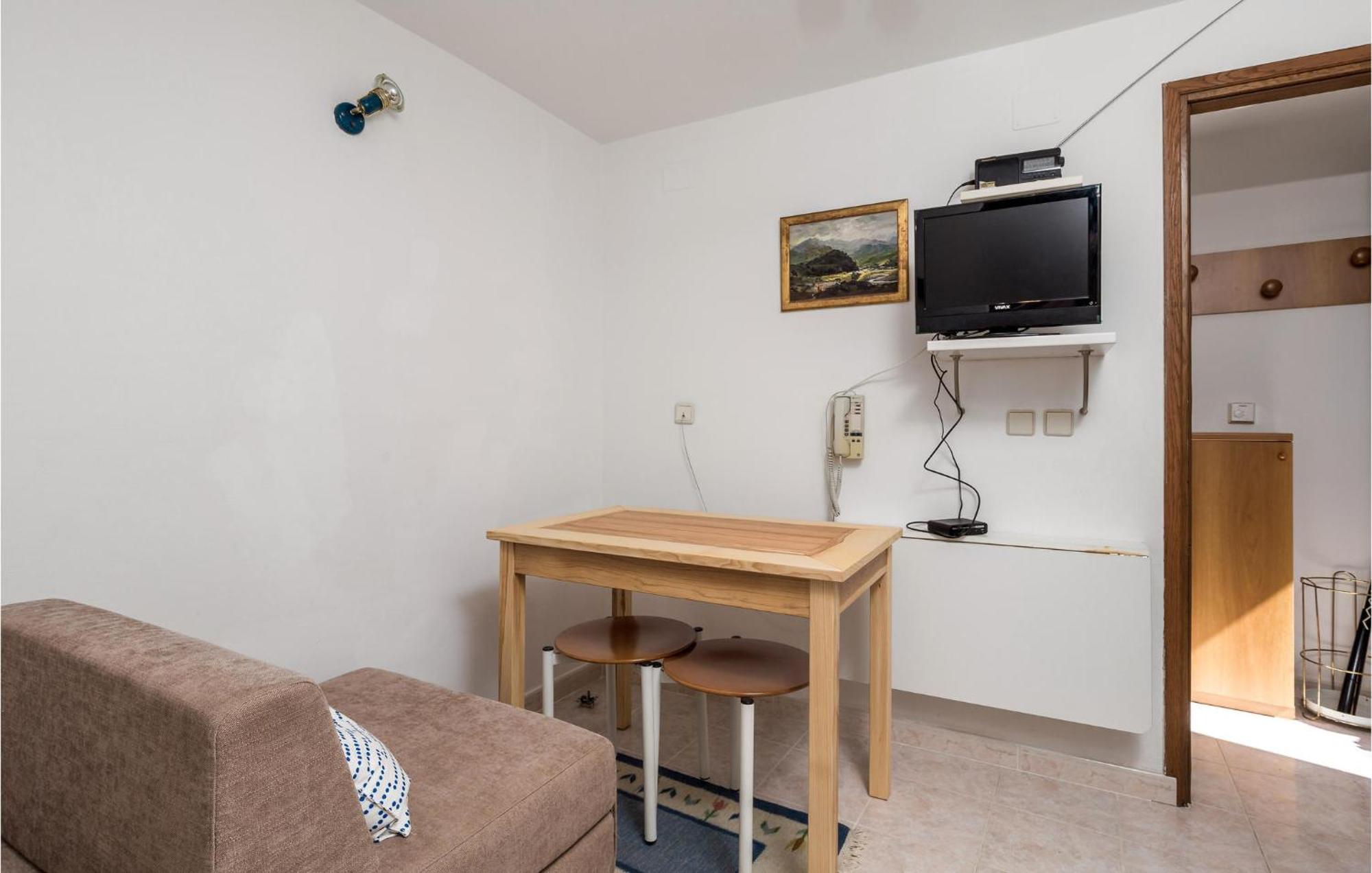 Lovely Apartment In Veli Losinj With Kitchen 외부 사진