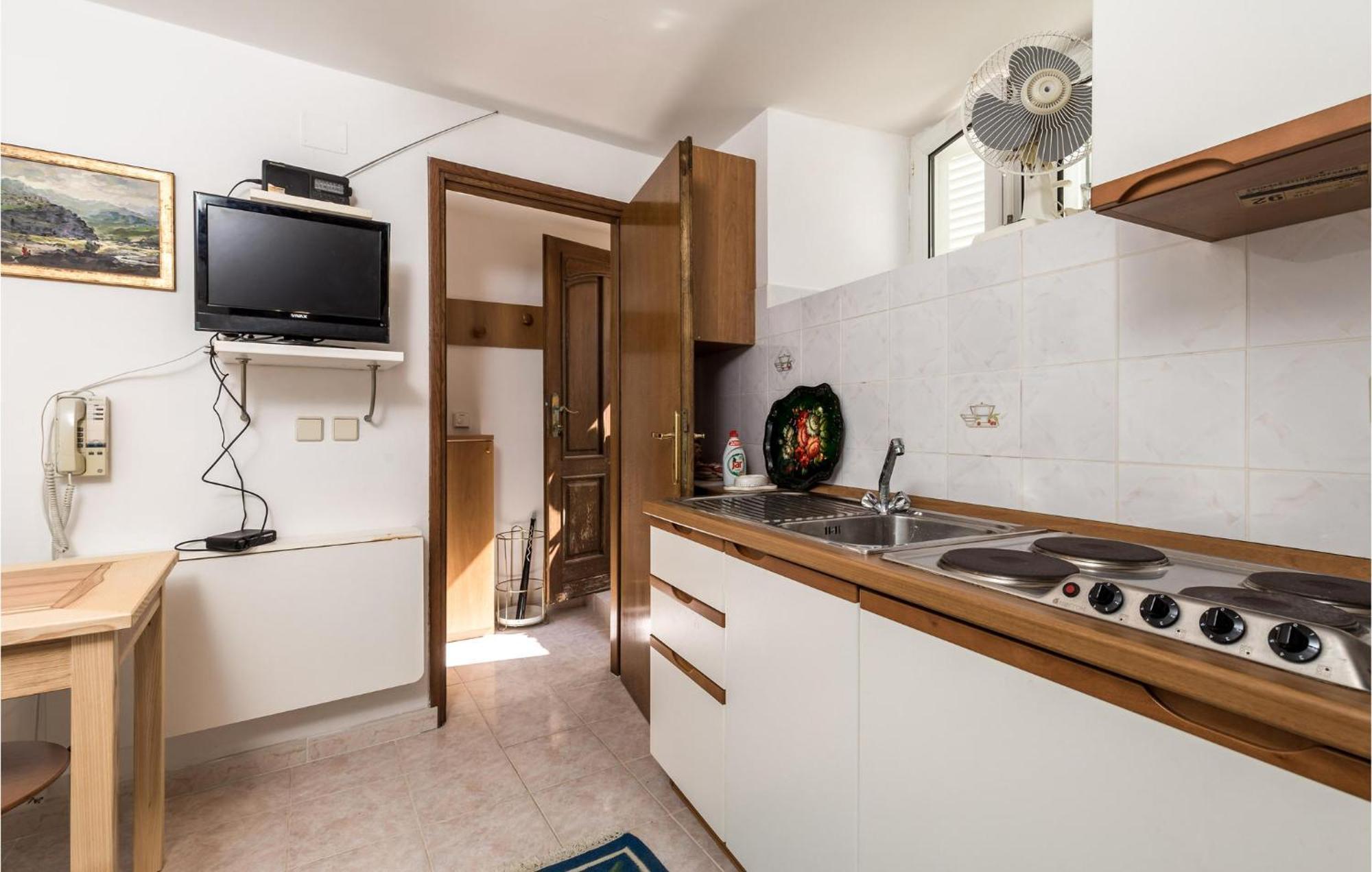 Lovely Apartment In Veli Losinj With Kitchen 외부 사진