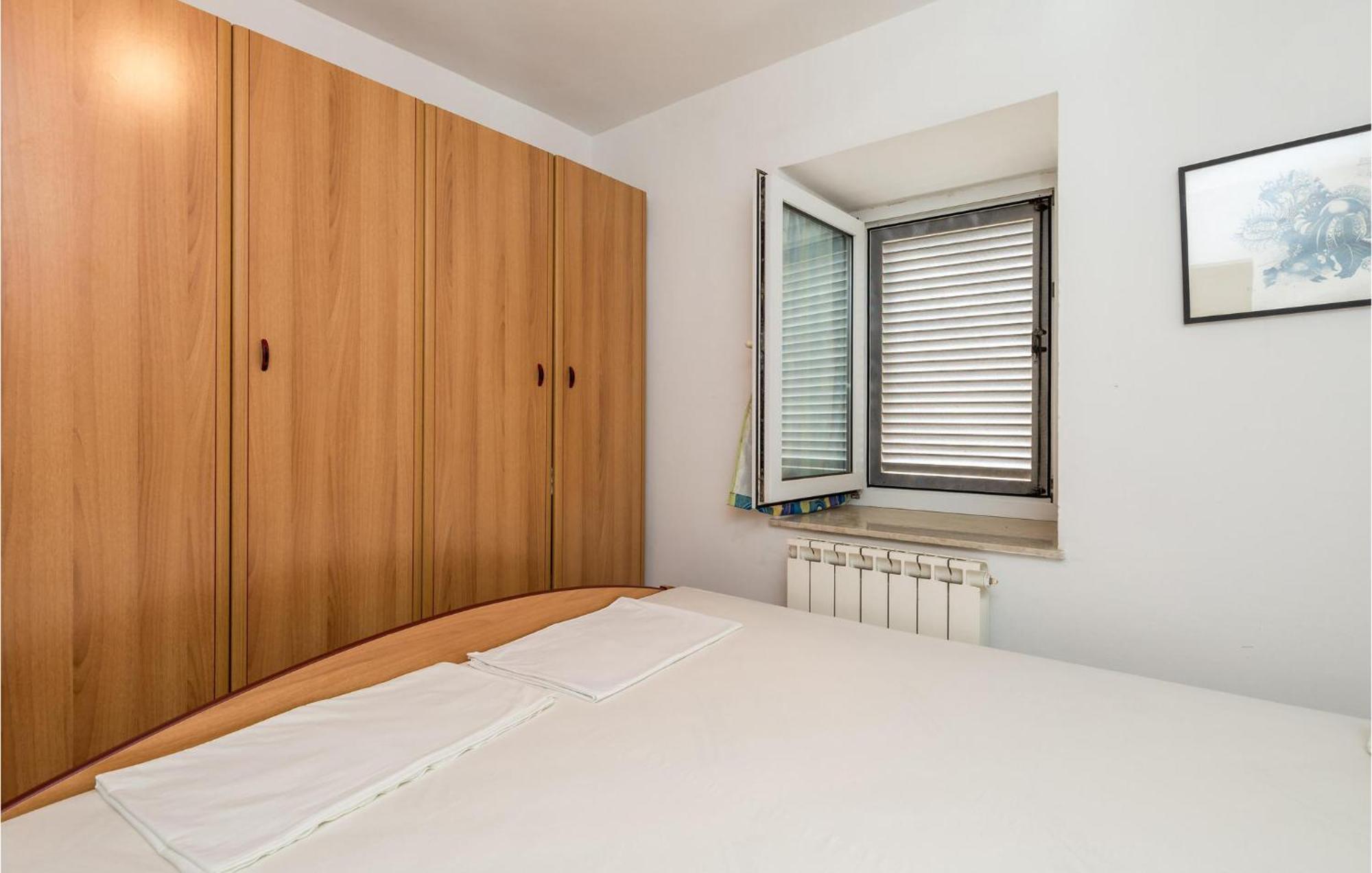 Lovely Apartment In Veli Losinj With Kitchen 외부 사진