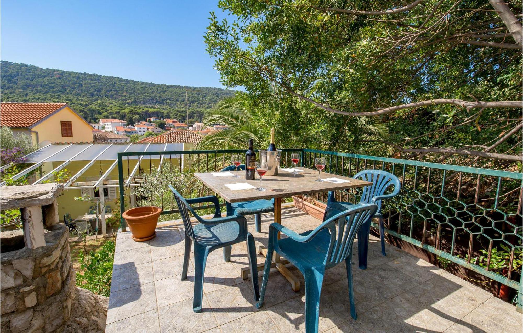 Lovely Apartment In Veli Losinj With Kitchen 외부 사진
