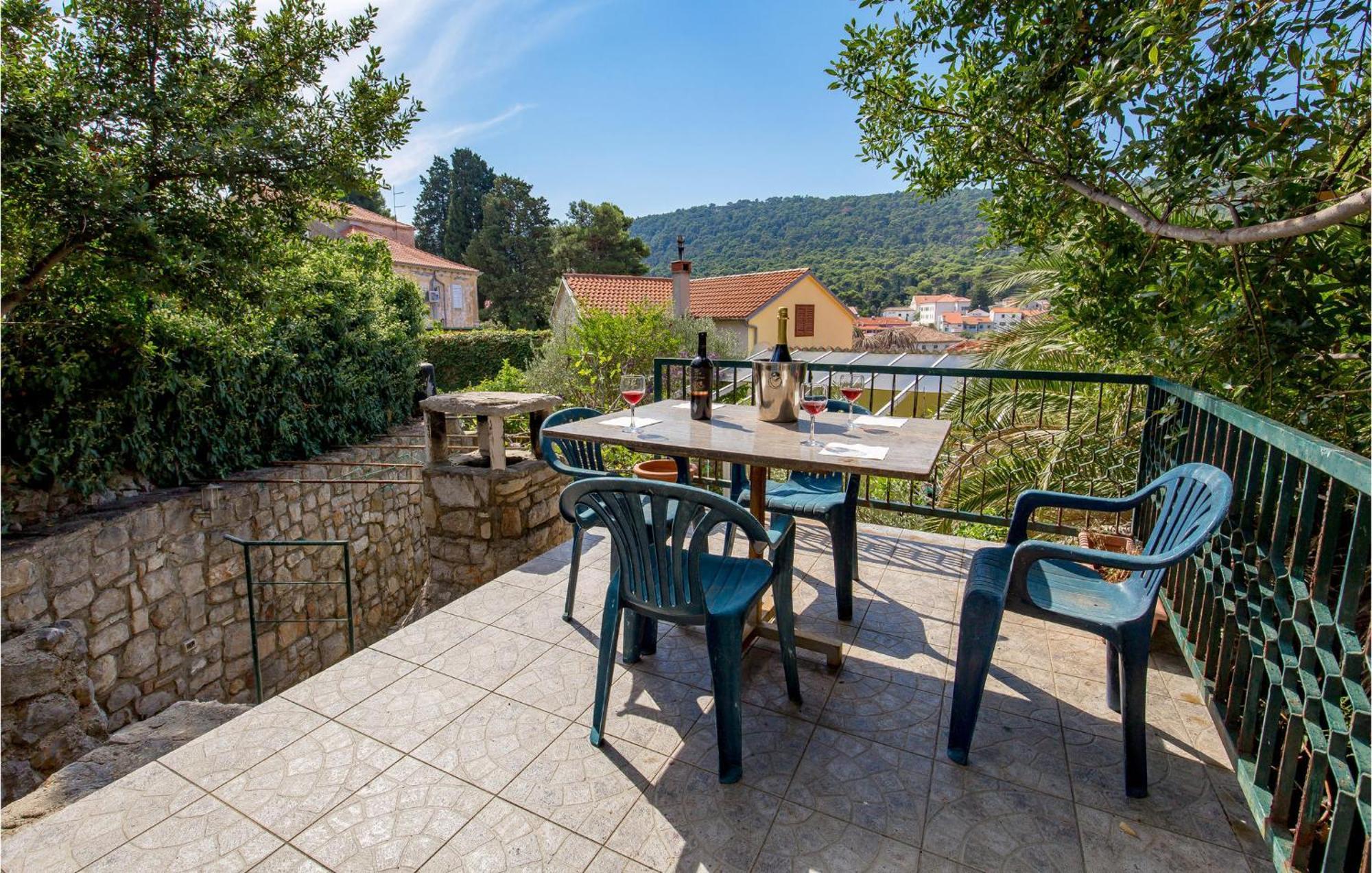 Lovely Apartment In Veli Losinj With Kitchen 외부 사진