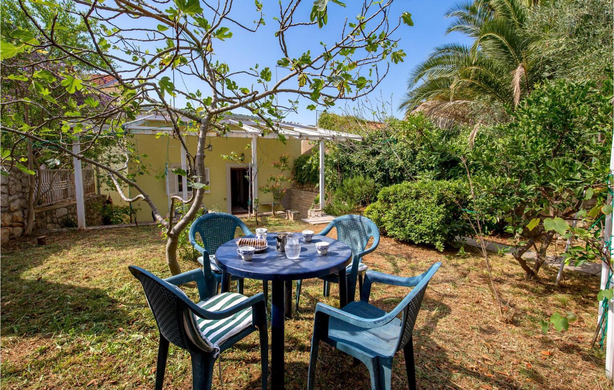 Lovely Apartment In Veli Losinj With Kitchen 외부 사진