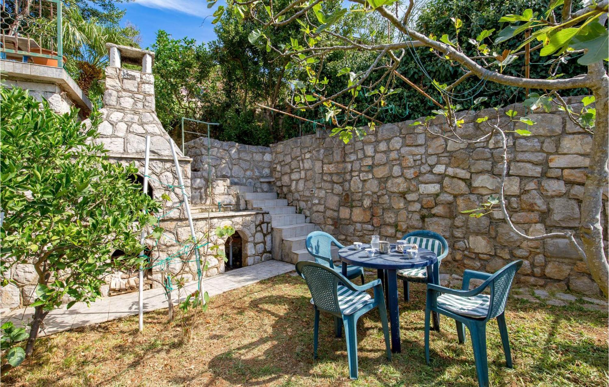 Lovely Apartment In Veli Losinj With Kitchen 외부 사진